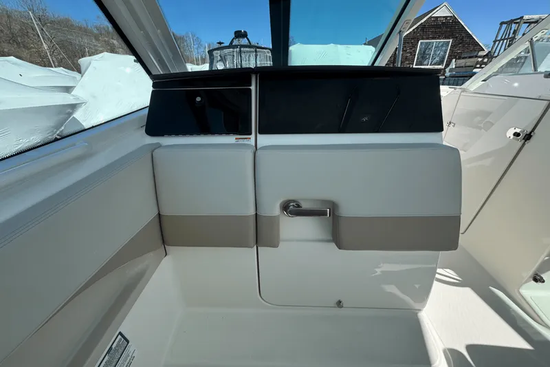 Slide: The Image of Boston Whaler 280 Vantage 2025 - 39