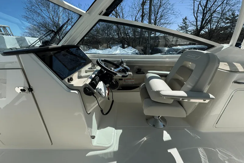 Slide: The Image of Boston Whaler 280 Vantage 2025 - 40