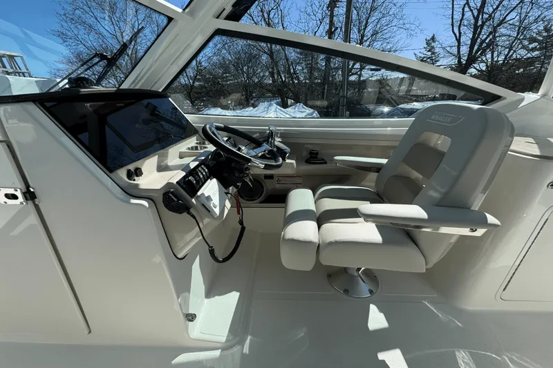Slide: The Image of Boston Whaler 280 Vantage 2025 - 41