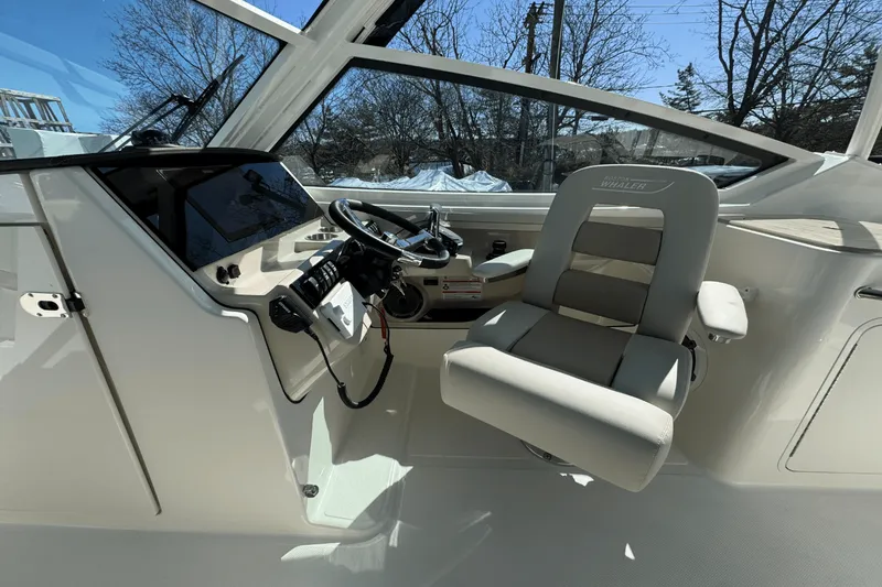 Slide: The Image of Boston Whaler 280 Vantage 2025 - 42