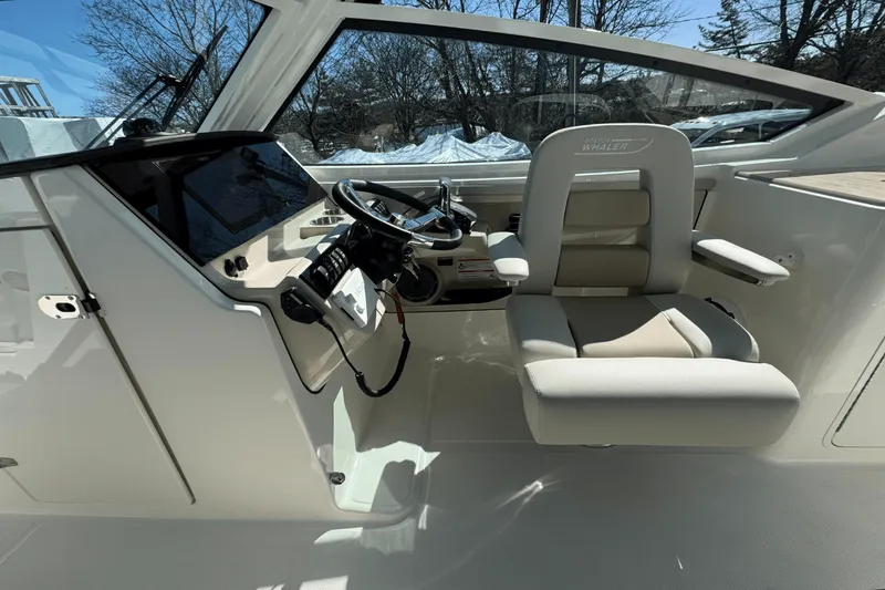 Slide: The Image of Boston Whaler 280 Vantage 2025 - 43