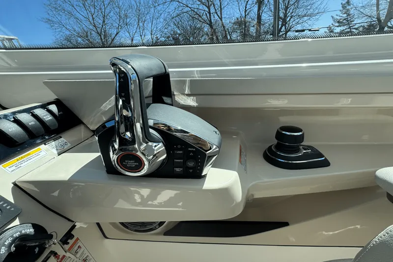 Slide: The Image of Boston Whaler 280 Vantage 2025 - 44