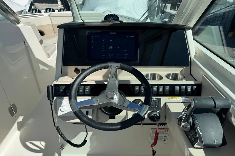 Slide: The Image of Boston Whaler 280 Vantage 2025 - 45