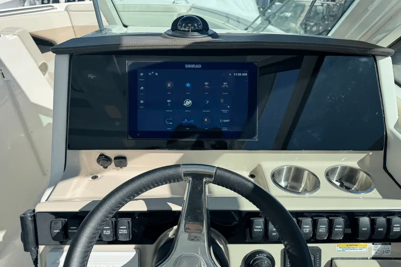 Slide: The Image of Boston Whaler 280 Vantage 2025 - 46