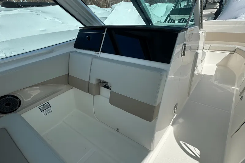 Slide: The Image of Boston Whaler 280 Vantage 2025 - 49