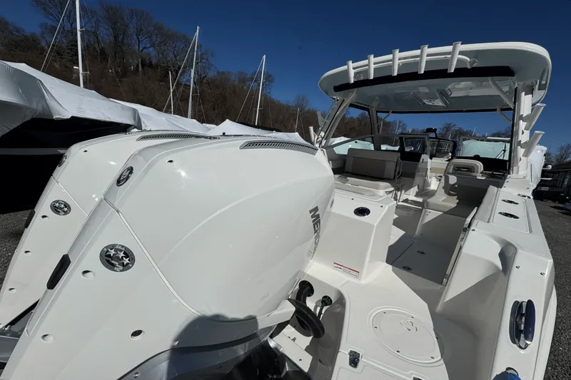 Slide: The Image of Boston Whaler 280 Vantage 2025 - 5