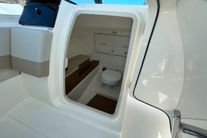 Slide: The Image of Boston Whaler 280 Vantage 2025 - 50