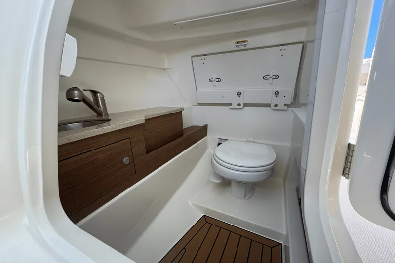 Slide: The Image of Boston Whaler 280 Vantage 2025 - 51