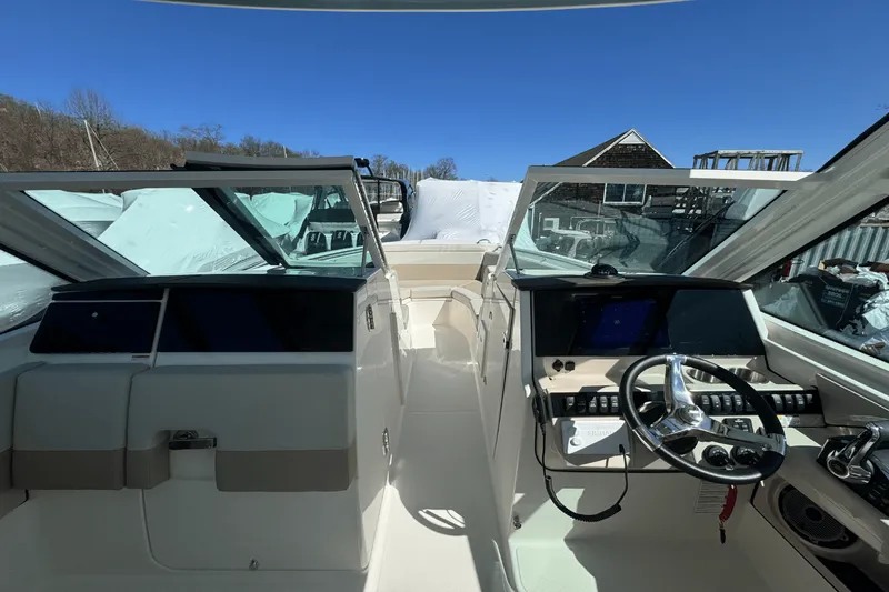 Slide: The Image of Boston Whaler 280 Vantage 2025 - 55