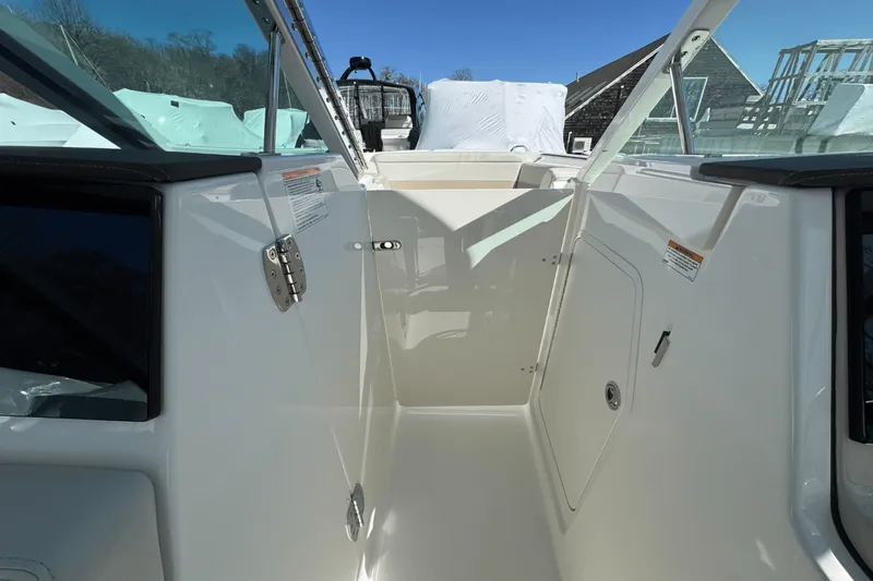 Slide: The Image of Boston Whaler 280 Vantage 2025 - 57