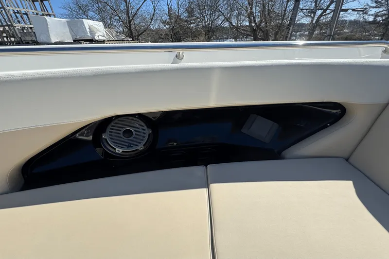 Slide: The Image of Boston Whaler 280 Vantage 2025 - 62