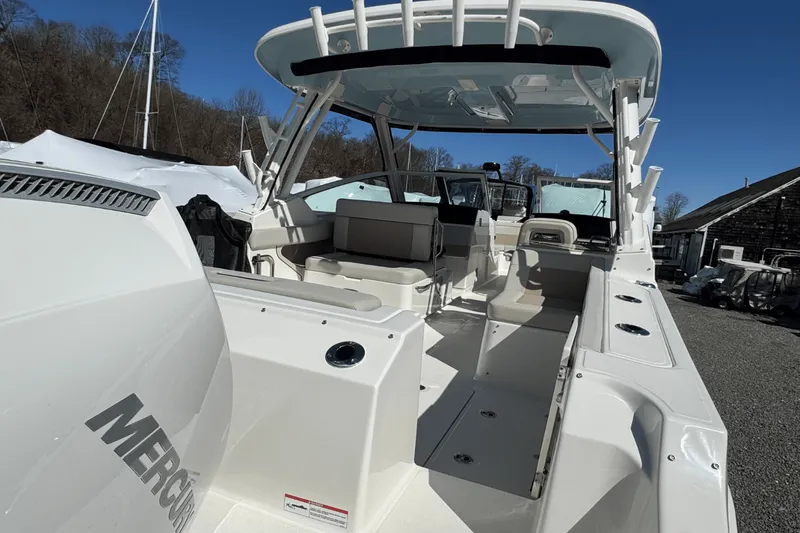 Slide: The Image of Boston Whaler 280 Vantage 2025 - 7