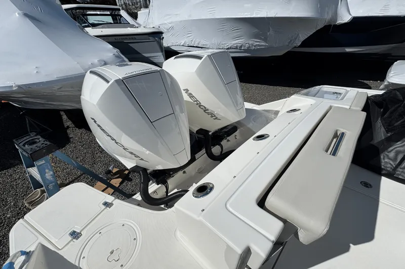 Slide: The Image of Boston Whaler 280 Vantage 2025 - 8