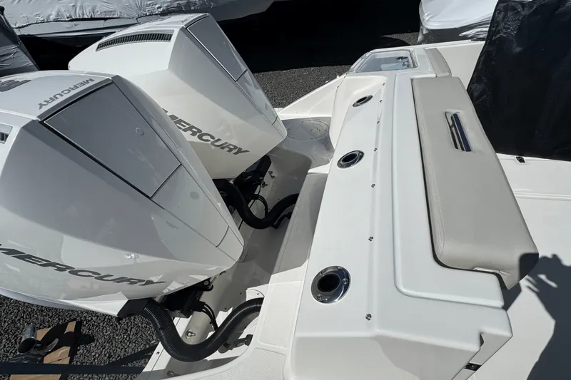 Slide: The Image of Boston Whaler 280 Vantage 2025 - 9