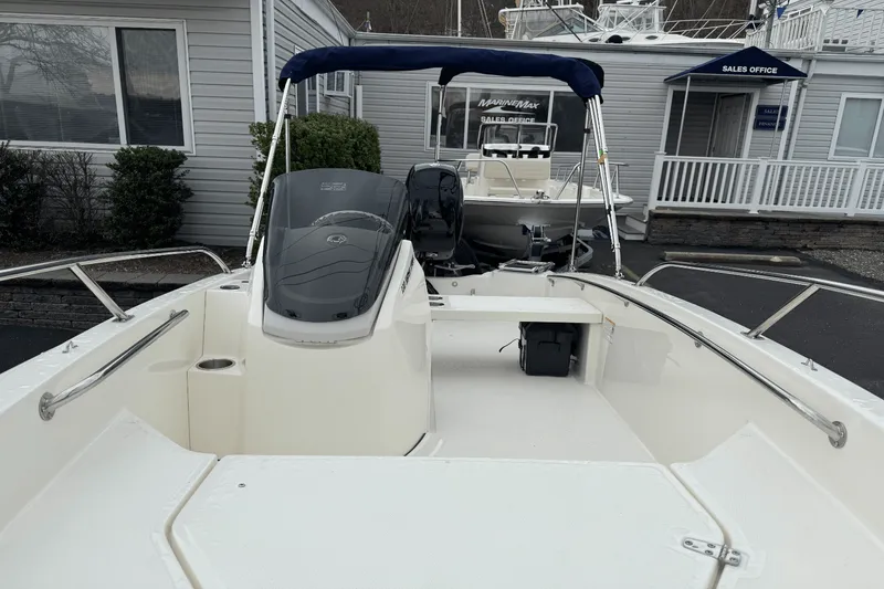 Slide: The Image of Boston Whaler 130 Super Sport 2025 - 13