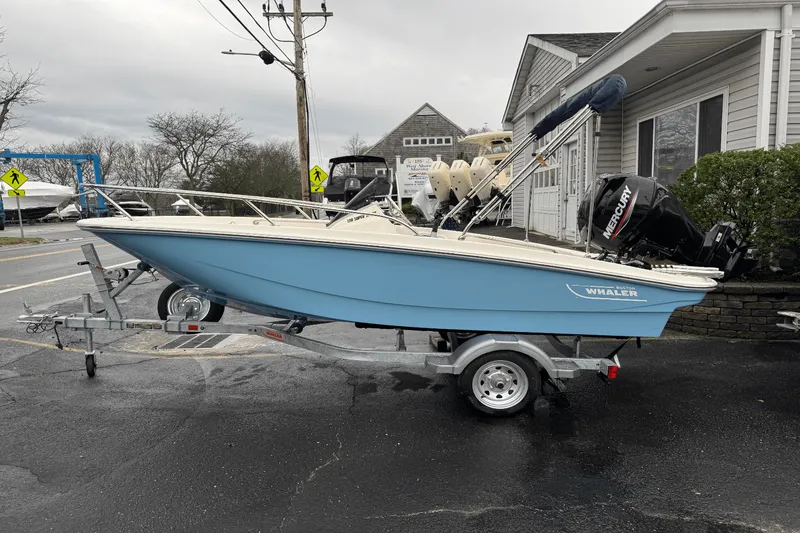 Slide: The Image of Boston Whaler 130 Super Sport 2025 - 15