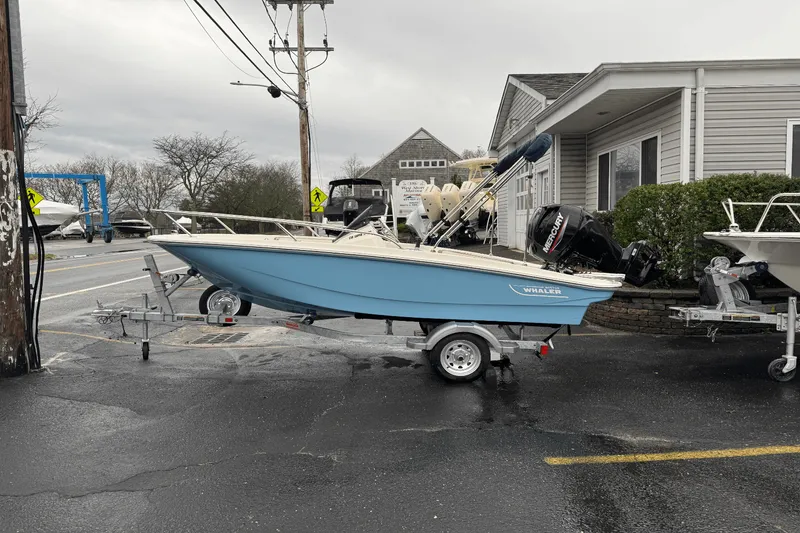 Slide: The Image of Boston Whaler 130 Super Sport 2025 - 16