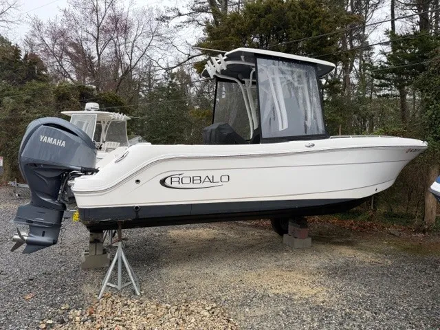 The Image of Robalo R242EX 2022 - 1