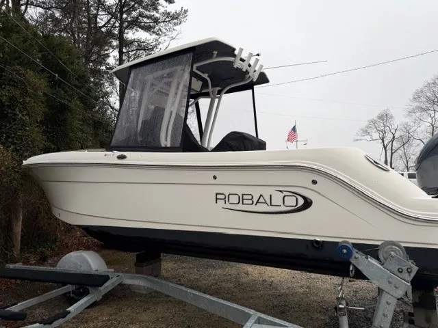 Slide: The Image of Robalo R242EX 2022 - 3
