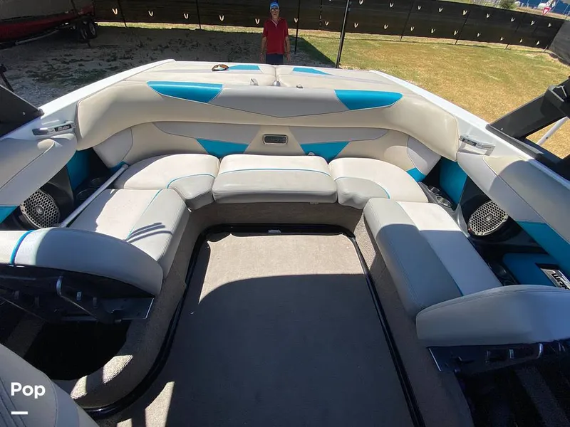 Slide: The Image of SPACIOUS SEATING - 12953553