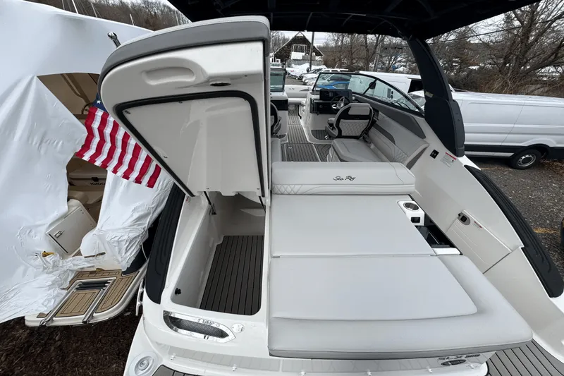 Slide: The Image of Sea Ray SLX 260 Outboard 2025 - 10