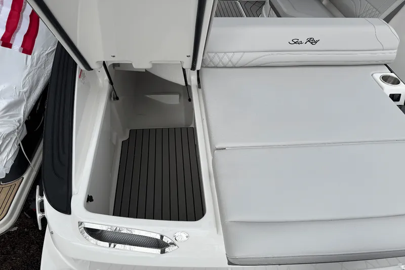 Slide: The Image of Sea Ray SLX 260 Outboard 2025 - 11