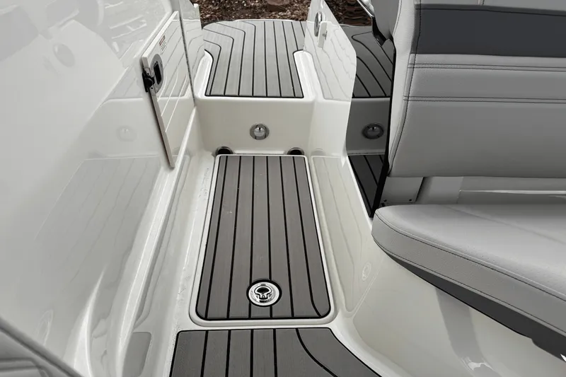 Slide: The Image of Sea Ray SLX 260 Outboard 2025 - 16