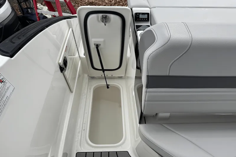 Slide: The Image of Sea Ray SLX 260 Outboard 2025 - 17