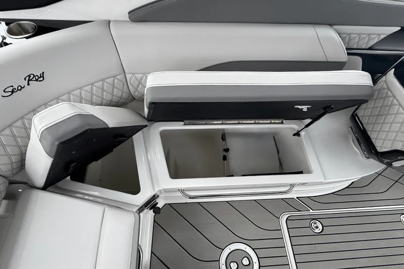 Slide: The Image of Sea Ray SLX 260 Outboard 2025 - 23