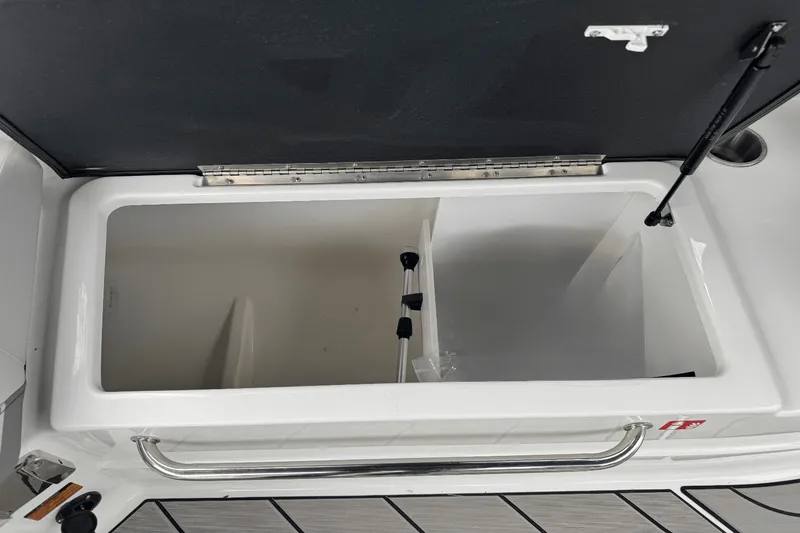 Slide: The Image of Sea Ray SLX 260 Outboard 2025 - 24