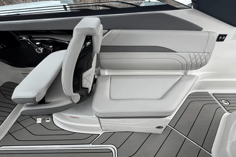 Slide: The Image of Sea Ray SLX 260 Outboard 2025 - 25