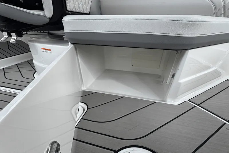 Slide: The Image of Sea Ray SLX 260 Outboard 2025 - 26