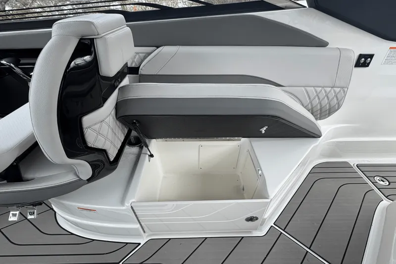 Slide: The Image of Sea Ray SLX 260 Outboard 2025 - 27