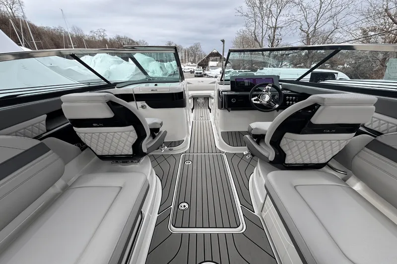 Slide: The Image of Sea Ray SLX 260 Outboard 2025 - 29