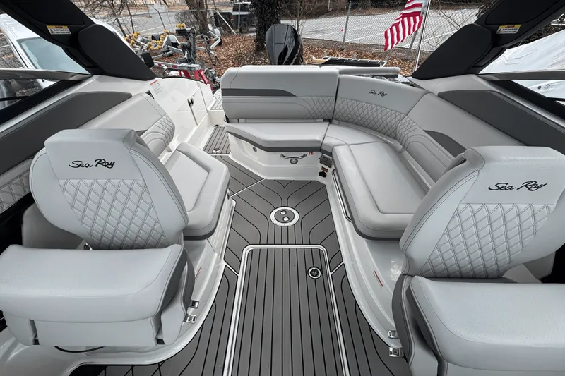 Slide: The Image of Sea Ray SLX 260 Outboard 2025 - 32