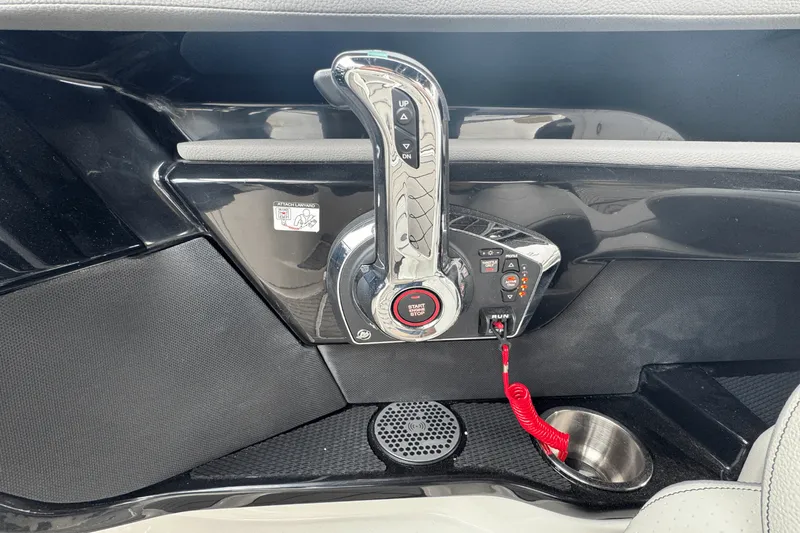 Slide: The Image of Sea Ray SLX 260 Outboard 2025 - 38