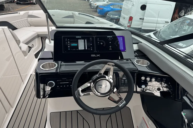 Slide: The Image of Sea Ray SLX 260 Outboard 2025 - 39