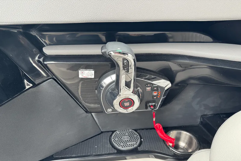 Slide: The Image of Sea Ray SLX 260 Outboard 2025 - 40