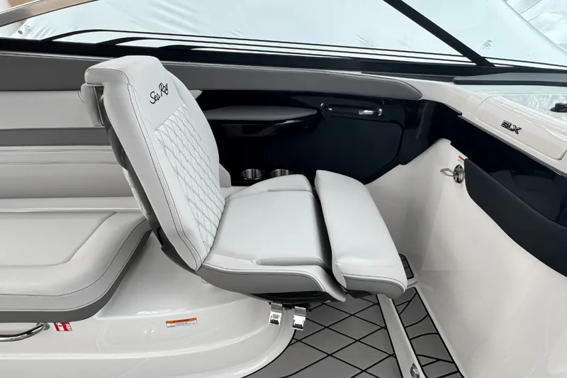 Slide: The Image of Sea Ray SLX 260 Outboard 2025 - 46