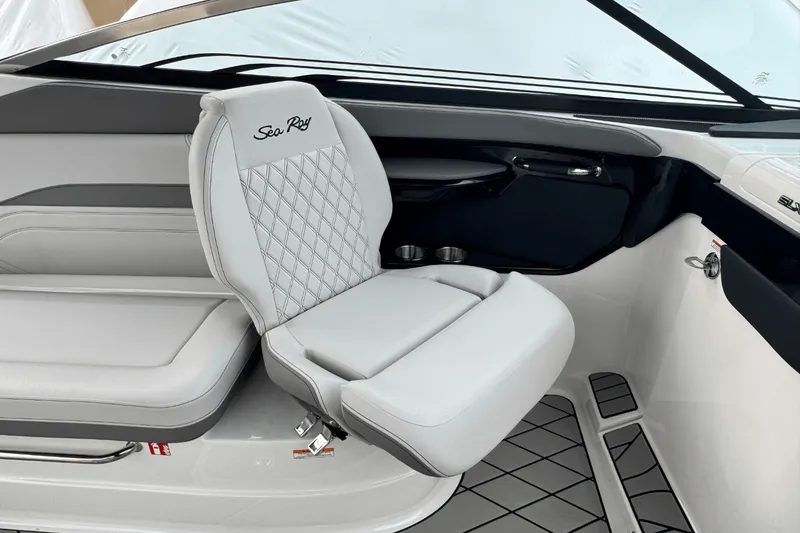 Slide: The Image of Sea Ray SLX 260 Outboard 2025 - 48