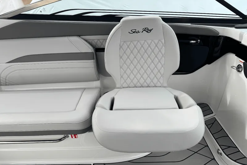 Slide: The Image of Sea Ray SLX 260 Outboard 2025 - 49