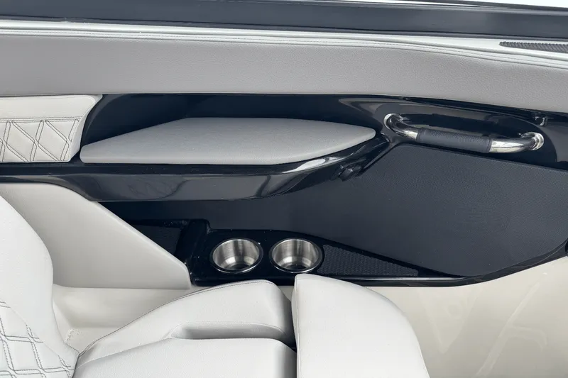 Slide: The Image of Sea Ray SLX 260 Outboard 2025 - 50