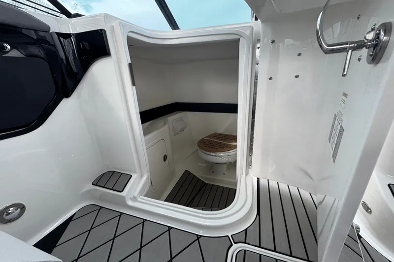 Slide: The Image of Sea Ray SLX 260 Outboard 2025 - 52