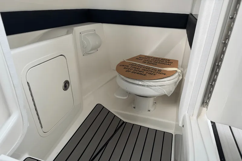 Slide: The Image of Sea Ray SLX 260 Outboard 2025 - 53