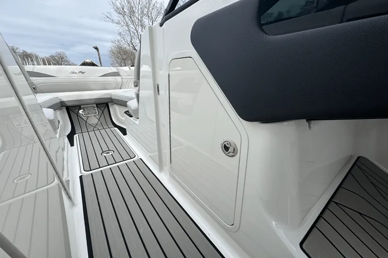 Slide: The Image of Sea Ray SLX 260 Outboard 2025 - 55