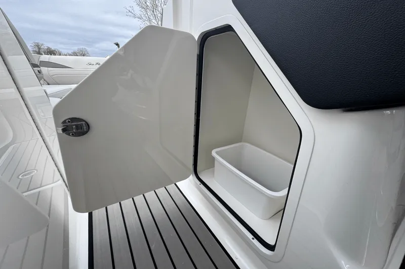 Slide: The Image of Sea Ray SLX 260 Outboard 2025 - 56