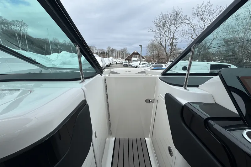 Slide: The Image of Sea Ray SLX 260 Outboard 2025 - 58