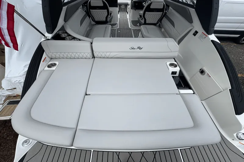 Slide: The Image of Sea Ray SLX 260 Outboard 2025 - 6