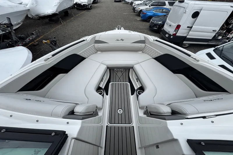 Slide: The Image of Sea Ray SLX 260 Outboard 2025 - 60