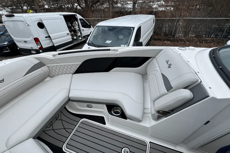 Slide: The Image of Sea Ray SLX 260 Outboard 2025 - 63